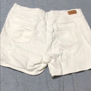 Levi’s Mom Shorts. white denim